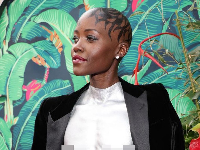 Lupita Nyongo di Tony Awards 2023 (EDITORS NOTE: Image contains nudity.) Lupita Nyongo at the 76th Tony Awards held at the United Palace Theatre on June 11, 2023 in New York City. (Photo by Steve Eichner/WWD via Getty Images)
