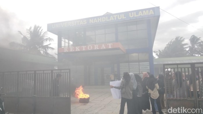 Mahasiswa Universitas Nahdlatul Ulama Gorontalo (UNUGO) melakukan aksi unjuk rasa di depan gedung rektorat.