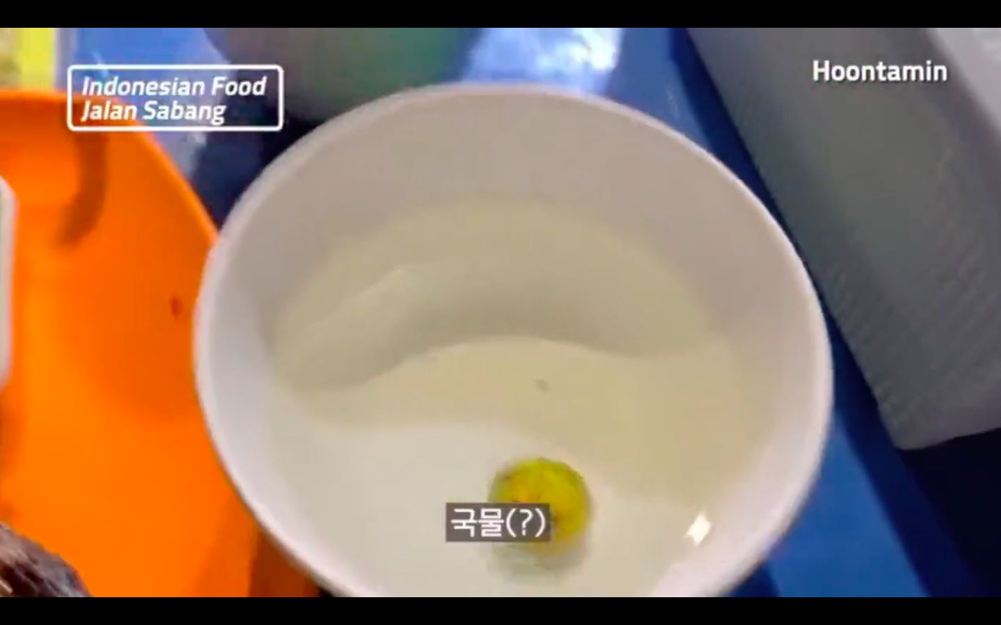Makan Nasi Uduk Kaki Lima, YouTuber Korea Ini Malah Minum Air Kobokan!