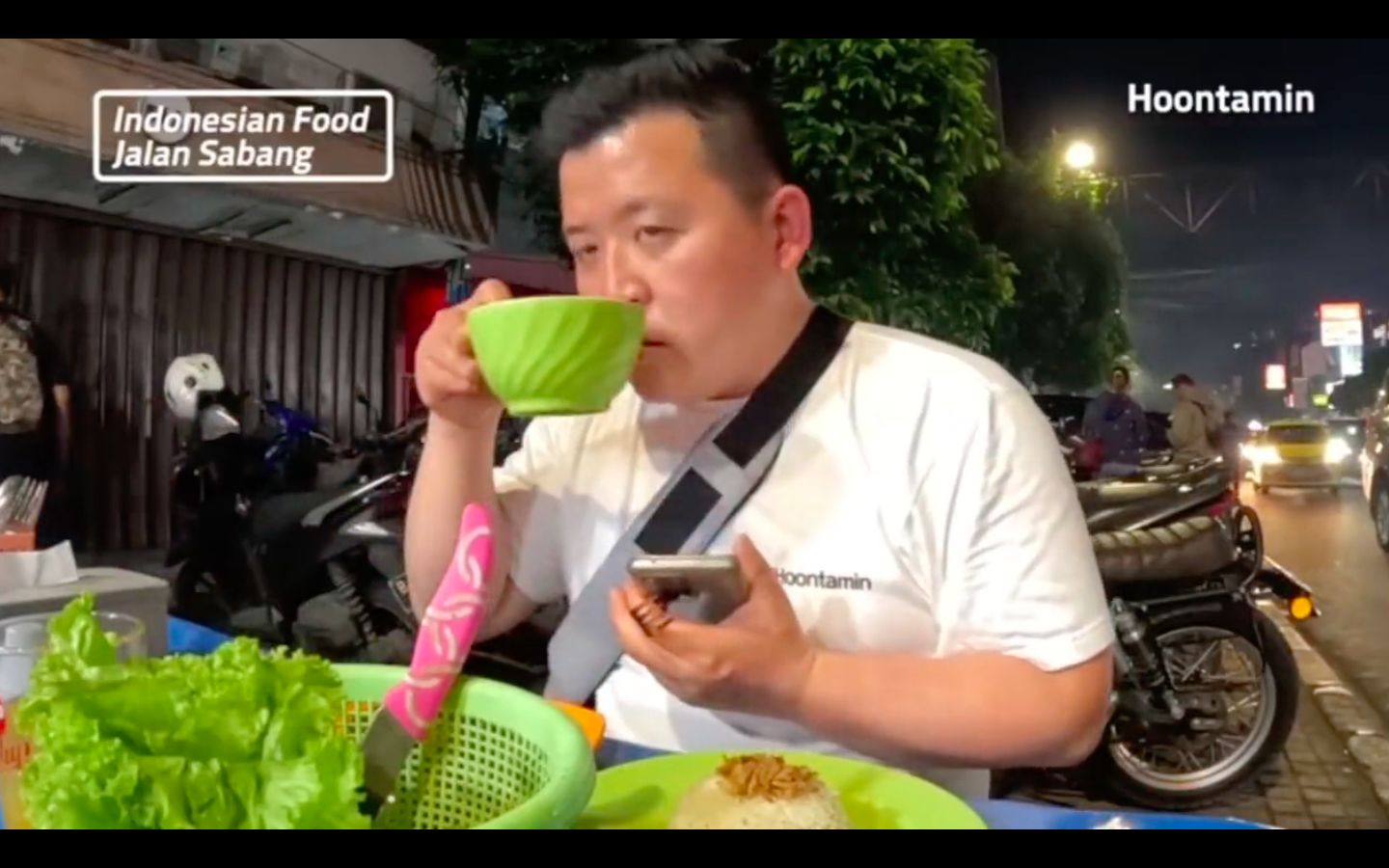Makan Nasi Uduk Kaki Lima, YouTuber Korea Ini Malah Minum Air Kobokan!