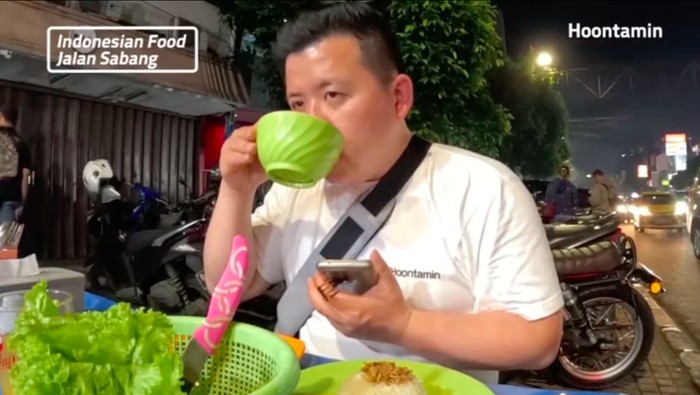 Makan Nasi Uduk Kaki Lima, YouTuber Korea Ini Malah Minum Air Kobokan!