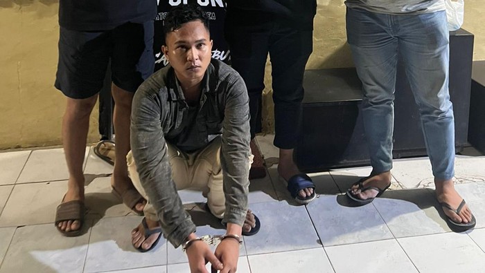 Polisi menangkap pria bernama Joshua alias JR usai membunuh kekasihnya sendiri, Masra (20) yang merupakan mahasiswi Fakultas Kehutanan Universitas Hasanuddin (Unhas).