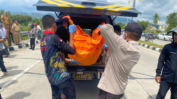 Warga di Mamuju, Sulawesi Barat (Sulbar) dibuat geger dengan penemuan mayat wanita tanpa identitas mengapung di muara pantai.