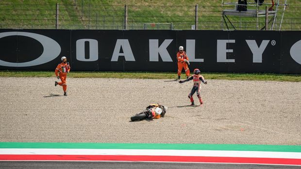 SCARPERIA, ITALY - JUNE 11: Marc Marquez of Spain and Repsol Honda Team crashes during the Race of the MotoGP Gran Premio d'Italia Oakley at Mugello Circuit on June 11, 2023 in Scarperia, Italy. (Photo by Steve Wobser/Getty Images)