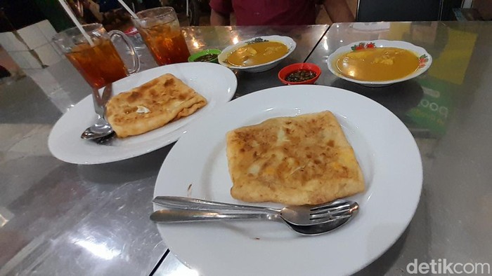 Martabak HAR Palembang dengan kuah kari dan irisan cabai hijau.