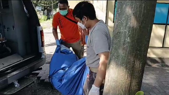 Warga setempat dihebohkan dengan penemuan mayat termutilasi di Sidoarjo. Polisi mengungkapkan ciri-ciri mayat itu, sedangkan identitas korban masih diselidiki.