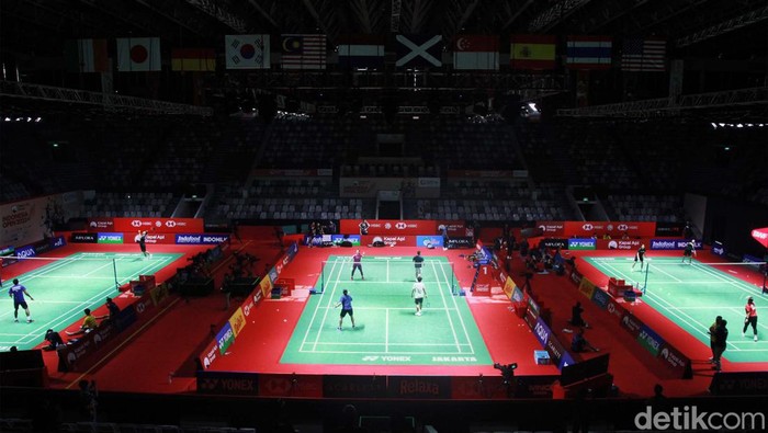 Melihat Atlet Merah Putih Berlatih Sebelum Indonesia Open 2023 Atlet bulutangkis Indonesia berlatih dan mencoba lapangan pada turnamen Kapal Api Group Indonesia Open 2023 di Istora Senayan, Jakarta, Senin (12/6/2023). Sebanyak 268 pemain dari 20 negara akan bertanding pada turnamen dengan level Super 1000 yang merupakan kasta tertinggi dari BWF World Tour dengan total hadiah sebesar 1,3 juta dolar AS atau hampir mencapai Rp 20 miliar. Indonesia Open mulai digelar besok hingga Minggu (18/6/2023).