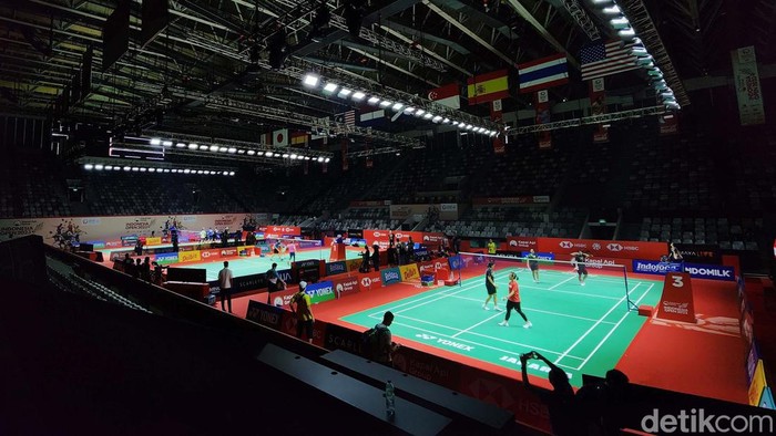 Melihat Atlet Merah Putih Berlatih Sebelum Indonesia Open 2023 Atlet bulutangkis Indonesia berlatih dan mencoba lapangan pada turnamen Kapal Api Group Indonesia Open 2023 di Istora Senayan, Jakarta, Senin (12/6/2023). Sebanyak 268 pemain dari 20 negara akan bertanding pada turnamen dengan level Super 1000 yang merupakan kasta tertinggi dari BWF World Tour dengan total hadiah sebesar 1,3 juta dolar AS atau hampir mencapai Rp 20 miliar. Indonesia Open mulai digelar besok hingga Minggu (18/6/2023).
