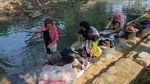 Menghemat Air Bersih, Warga Tangerang Pilih Cuci Baju di Sungai