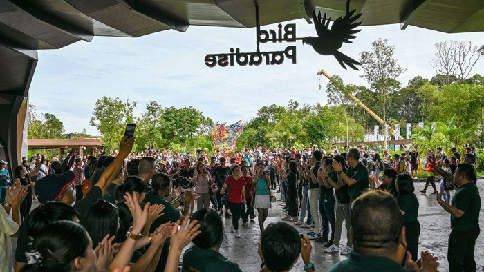 Mengunjungi Bird Paradise Singapura, Rumah Bagi 3.500 Burung Visitors walk to enter the new Bird Paradise park in Mandai Wildlife Reserve during its official opening in Singapore on May 8, 2023. (Photo by Roslan RAHMAN / AFP) (Photo by ROSLAN RAHMAN/AFP via Getty Images)