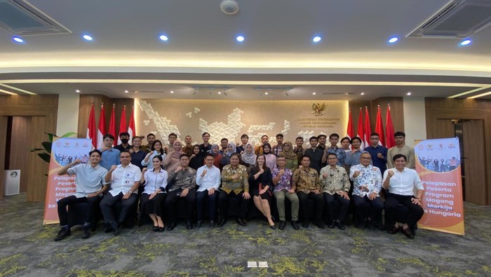 Menteri Koordinator Bidang Perekonomian Airlangga Hartarto melepas keberangkatan 30 mahasiswa Indonesia ke Hungaria di Kantor Kemenko Perekonomian