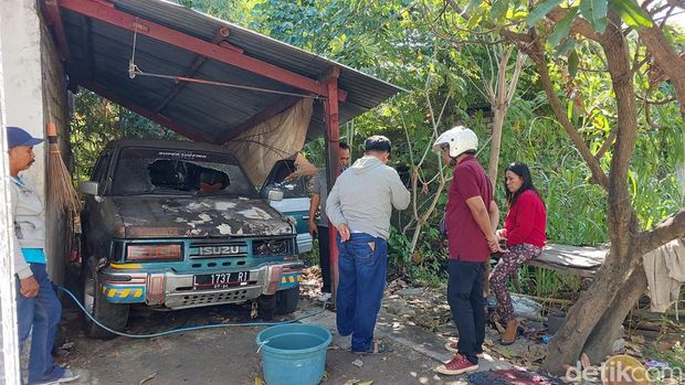 mobil di Gresik dibakar