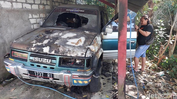 mobil di Gresik dibakar