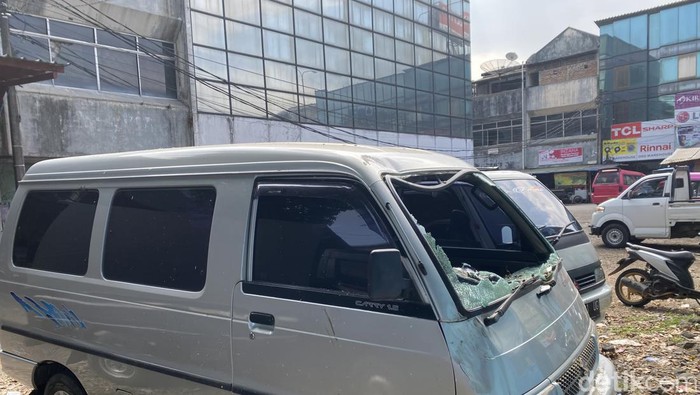 Mobil rusak tertimpa dahan pohon beringin di Sukabumi