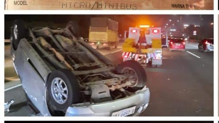 Mobil terbalik di Tol Jagorawi