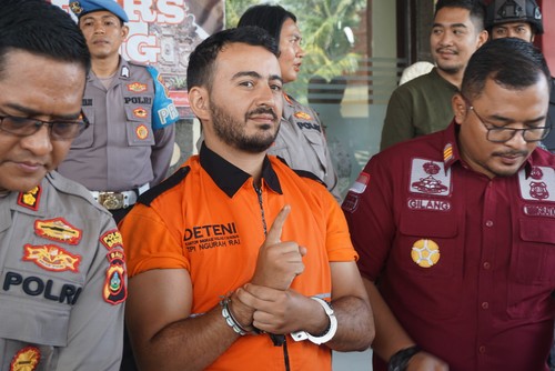 Mohamed Reda Della dihadirkan saat rilis di Polres Badung, Senin (12/6/2023). (Agus Eka/detikBali)
