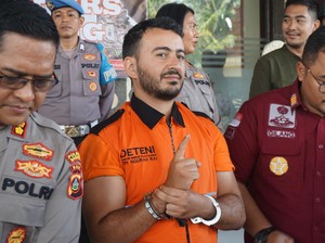 Senyum WN Kanada yang Ngamuk Bawa Pisau Saat Diborgol Polisi: Saya Berdoa