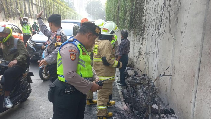 Motor terbakar di underpass Kebayoran Lama, Jakarta Selatan, Senin (12/6/2023).