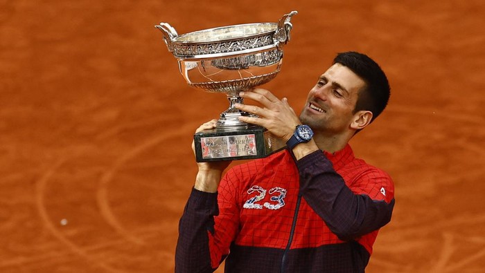 Tennis - French Open - Roland Garros, Paris, France - June 11, 2023 Serbias Novak Djokovic lifts up the trophy after winning the French Open REUTERS/Clodagh Kilcoyne