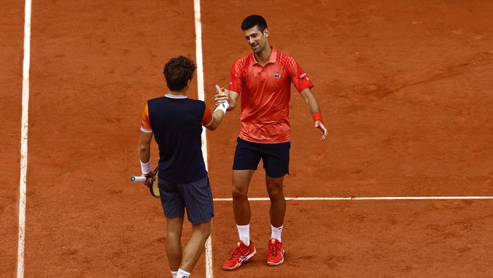 Tennis - French Open - Roland Garros, Paris, France - June 11, 2023
Serbia's Novak Djokovic poses with the trophy after winning the French Open and his 23rd Grand Slam as seen on his jacket REUTERS/Clodagh Kilcoyne