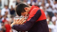 Ekspresi Djokovic usai jadi juara French Open 2023.