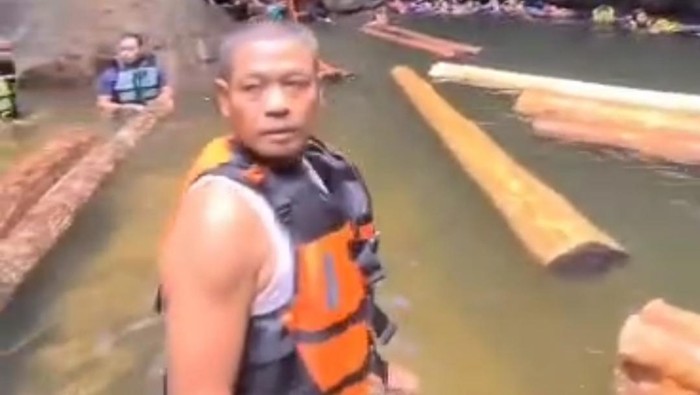 Objek wisata Gulamo di Kampar dipenuhi kayu diduga dari aktivitas ilegal loging. (Foto: Istimewa)