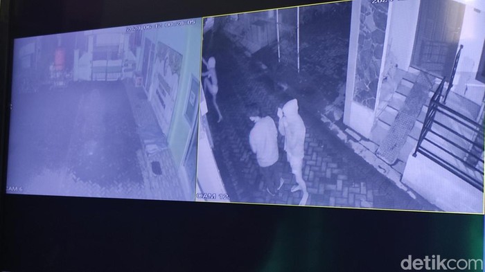 Tiga orang tidak dikenal masuk ke area gedung SD di Semarang.