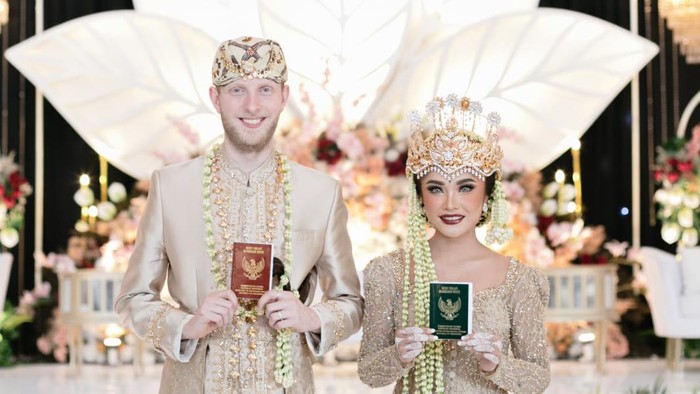 Pasangan beda negara viral, Reny Dwi Ai Manganti yang berasal dari Tasikmlaya, menikah dengan bule asal Belanda yang bernama Evert Anne Gerjan Nijmeijer. Mendadak jadi sorotan warganet di media sosial.