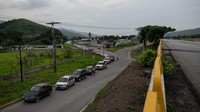 Antrean besar muncul kembali di luar SPBU Venezuela saat pasokan bahan bakar di negara itu menipis.  