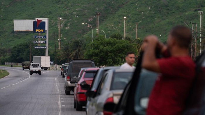 Pasokan BBM di Venezuela Menipis, Mobil Antre Panjang di Pom Bensin Motorists wait in line for fuel at a Petroleos de Venezuela SA (PDVSA) gas station in Maracay, Aragua state, Venezuela, on Sunday, June 11, 2023. Huge lines have reappeared outside Venezuelan gasoline stations as the oil industry rations fuel in response to technical failures at refineries. Photographer: Gaby Oraa/Bloomberg via Getty Images