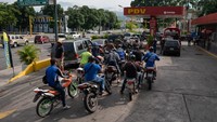 Industri minyak menjatah bahan bakar sebagai tanggapan atas kegagalan teknis di kilang.  