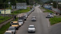 Warga pun harus mengantre berjam-jam untuk mengisi tangki mobil mereka.  