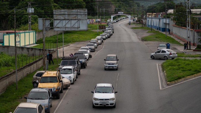 Motorists wait in line for fuel at a Petroleos de Venezuela SA (PDVSA) gas station in Maracay, Aragua state, Venezuela, on Sunday, June 11, 2023. Huge lines have reappeared outside Venezuelan gasoline stations as the oil industry rations fuel in response to technical failures at refineries. Photographer: Gaby Oraa/Bloomberg via Getty Images