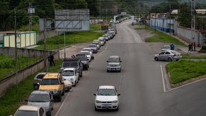 Pasokan BBM di Venezuela Menipis, Mobil Antre Panjang di Pom Bensin