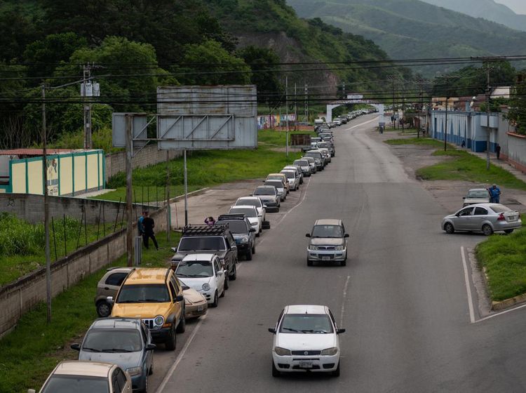 Pasokan BBM di Venezuela Menipis, Mobil Antre Panjang di Pom Bensin