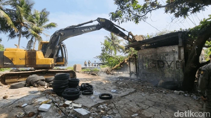 Pembongkaran bangunan di sepanjang kawasan pesisir Palabuhanratu dibongkar.