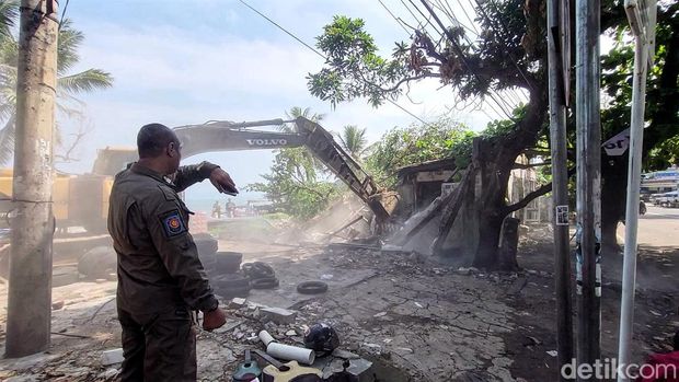 Pembongkaran bangunan di sepanjang kawasan pesisir Palabuhanratu dibongkar.