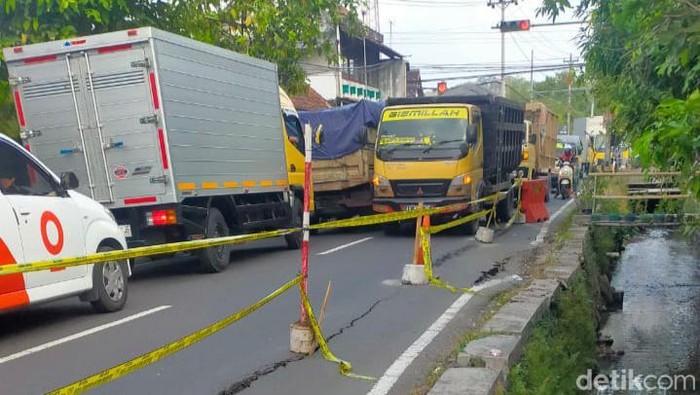 Penampakan jalan rusak di Prambanan-Manisrenggo Klaten, Senin (12/6/2023).