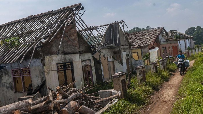 Penampakan Kampung Terdampak Proyek Bendungan Karian Pengendara sepeda motor melintas di antara rumah yang mulai dirobohkan di Kampung Susukan yaitu kawasan yang terkena proyek Waduk Karian di Lebak, Banten, Senin (12/6/2023). Ratusan rumah yang berada di dua kampung, yaitu Kampung Susukan dan Kampung Cibolang sudah dirobohkan dan rencananya akan mulai dialiri air untuk Waduk Karian pada bulan September 2023. ANTARA FOTO/Muhammad Bagus Khoirunas/nym.