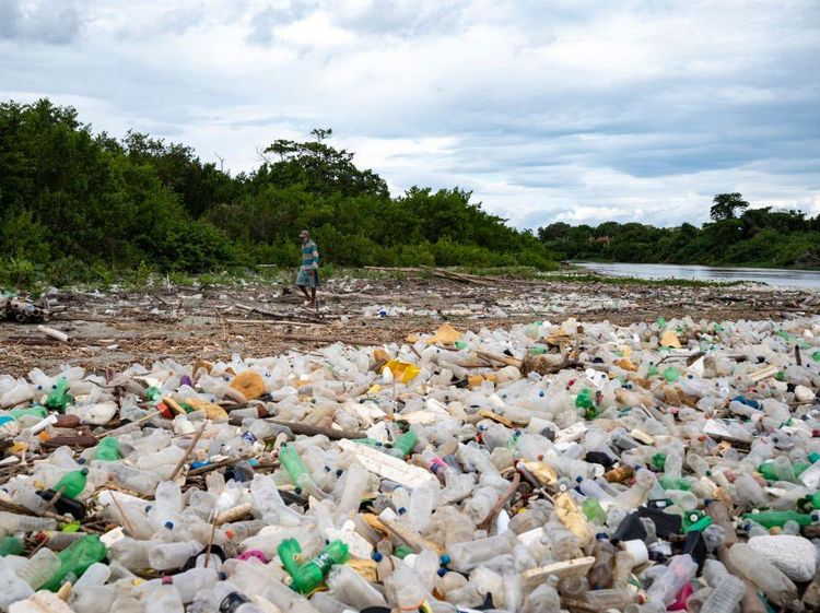 Jarum Suntik dan Limbah Medis Berlumuran Darah Berceceran di Pantai Venezuela