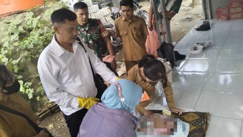 Warga Dusun Tibu Ambung, Desa Lembah Sari, menemukan bayi perempuan tergeletak di pinggir jalan, Lombok Barat, NTB, Senin (12/6/2023).