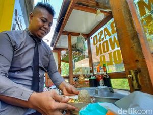 Rapi! Tukang Bakso Ini Jualan Pakai Dasi dan Sepatu Pantofel
