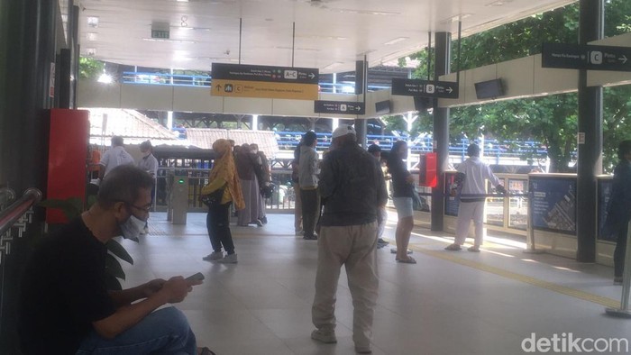 Penumpang angkutan umum Jakarta yang sehat boleh tidak memakai masker. Namun, sejumlah penumpang bus TransJakarta memilih tetap bermasker. Apa alasannya? (M Fariz AT/detikcom)
