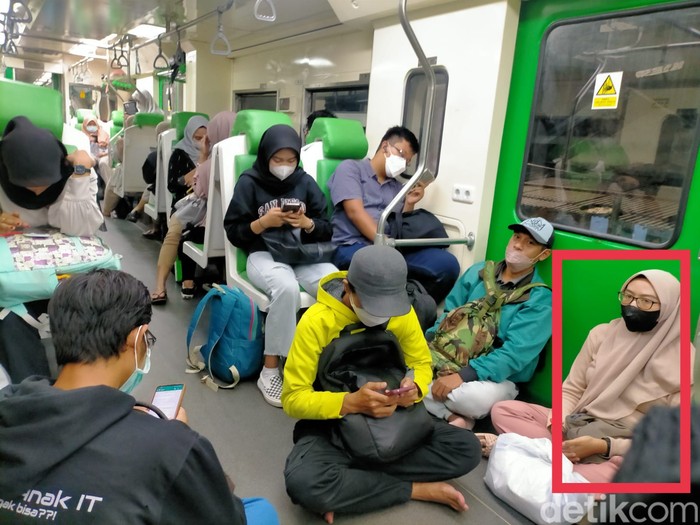 penumpang ka duduk lesehan sejak diberlakukan gapeka per 1 juni
