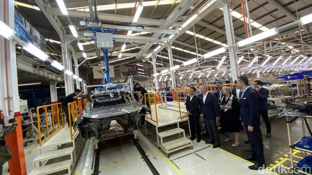 Perakitan BMW Seri 7 di Sunter, Jakarta Utara