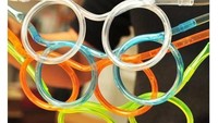  Tak ingin repot saat menikmati minuman? Coba sedotan yang satu ini. Penggunanya bisa tampil stylish sambil menyeruput minuman segar. Foto: TikTok Shop