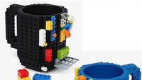 Cocok untuk anak-anak hingga orang dewasa, gelas ini didesain anti stres. Penggunanya bebas menempelkan lego sambil menghibur diri ketika minum. Foto: TikTok Shop