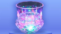 Tak perlu takut salah minum saat gelap, ada gelas yang dapat menyala. Lampu warna-warninya ini akan semakin cantik jika digunakan saat gelap. Foto: TikTok Shop