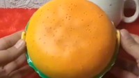 Wadah bekal yang satu ini memiliki bentuk yang sudah menggugah selera. Penampilannya sangat mirip dengan burger yang bertumpuk. Foto: TikTok Shop