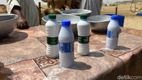 Sebotol ukuran kurang lebih 250ml harganya 5 Riyal atau Rp 20 ribu (Kurs 1 Riyal = Rp 4.000). Susu unta harus segera dikonsumsi jika tidak masuk ke kulkas. Namun jika masuk ke kulkas susu unta bisa bertahan kurang lebih 2 hari. Foto: Meliyanti Setyorini